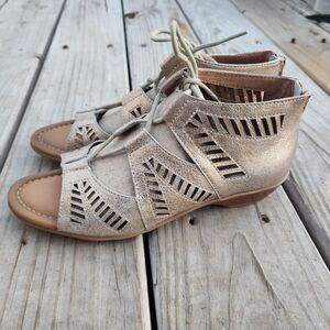 NIB Comfortiva Riley Metallic Gold/Rose Gold Leather Gladiator Sandal Size 7.5
